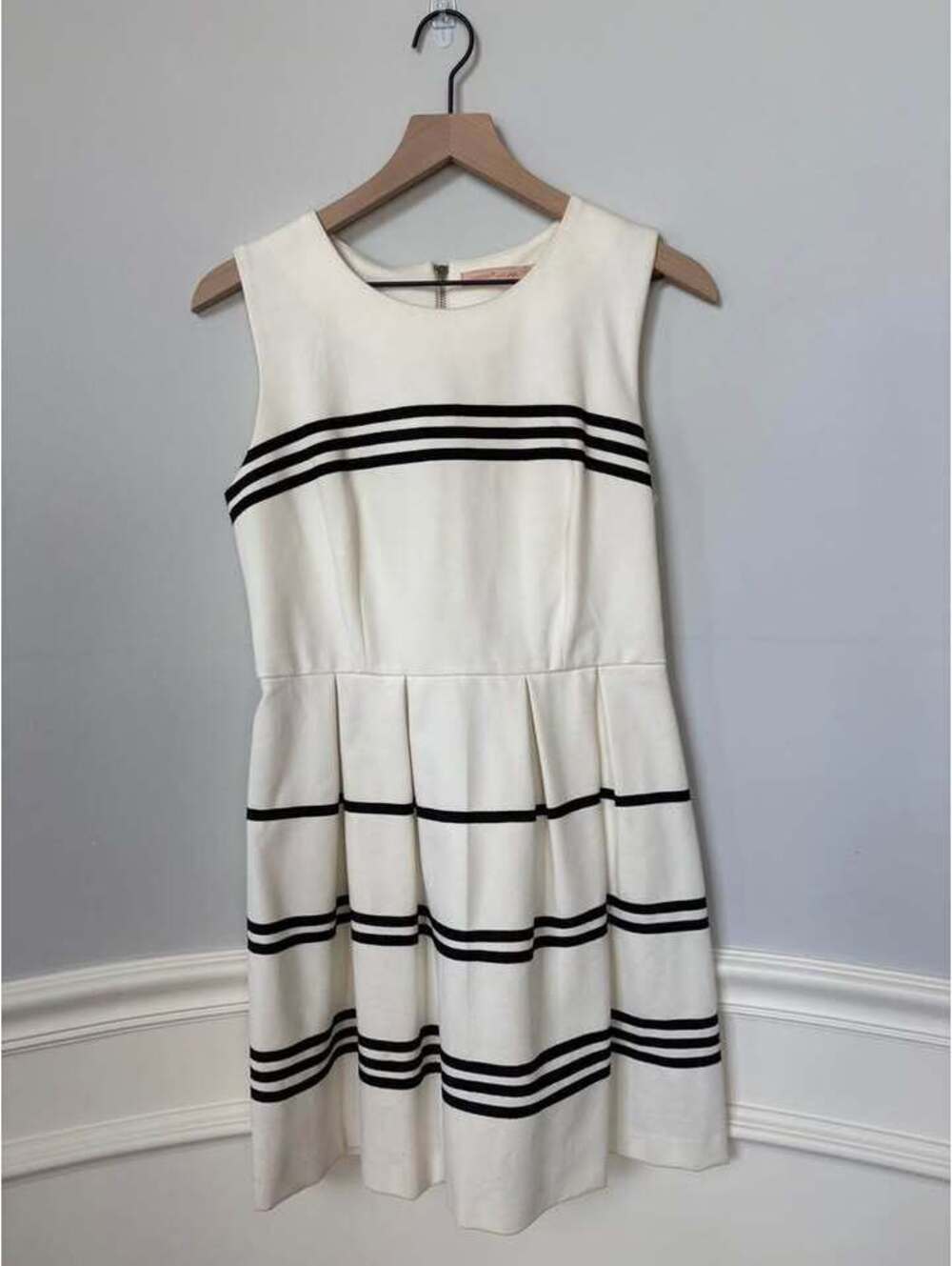 Like NEW Gibson Latimer White and Black Striped Sleeveless Dress Size M